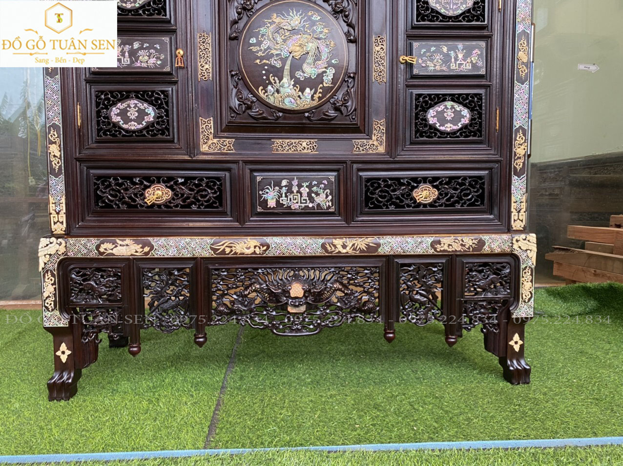 tủ thờ huế được khảm toàn bộ ốc đẹp và ngà voi quý hiếm 